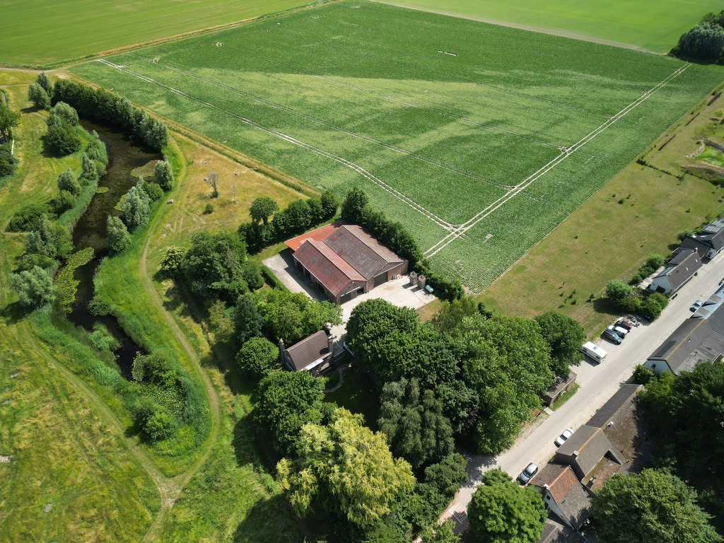 Luchtfoto van de Mattenburghoeve met erf, perceel en aangrenzend natuurgebied